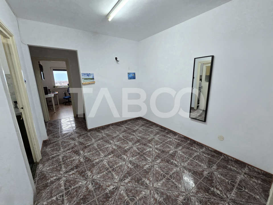 Apartament decomandat 3 camere balcon pivnita lift Vasile Aaron Sibiu