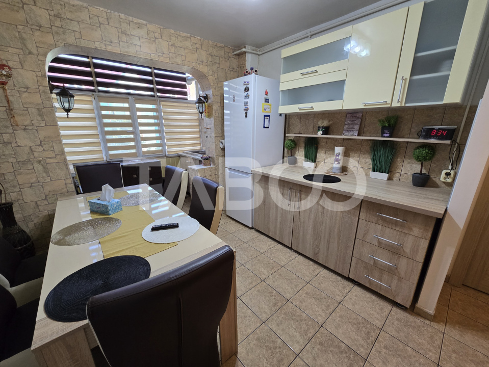 Apartament decomandat 3 camere balcon pivnita lift Vasile Aaron Sibiu