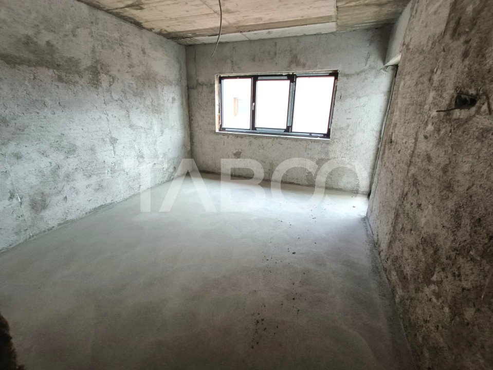Apartament decomandat 3 camere geam la baie balcon etaj 1 parcare