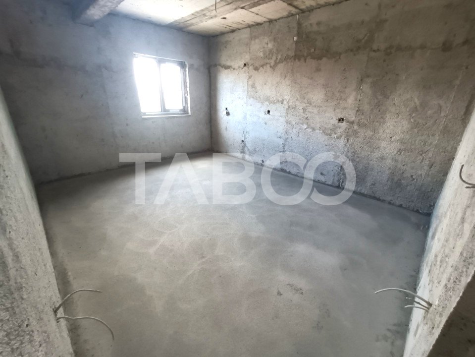Apartament decomandat 3 camere geam la baie balcon etaj 1 parcare