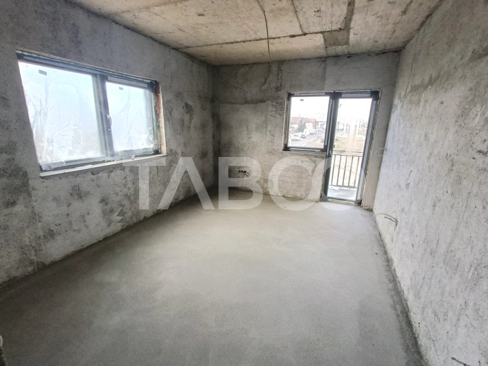 Apartament decomandat 3 camere geam la baie balcon etaj 1 parcare