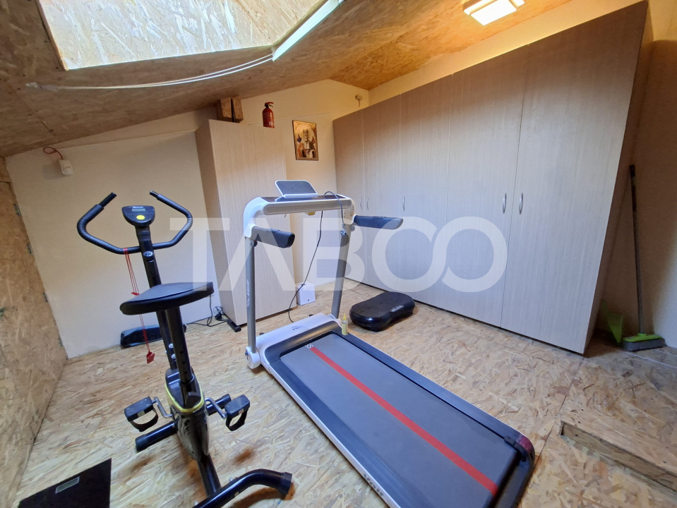 Apartament decomandat 3 camere loc de parcare pod cu echipamente sport