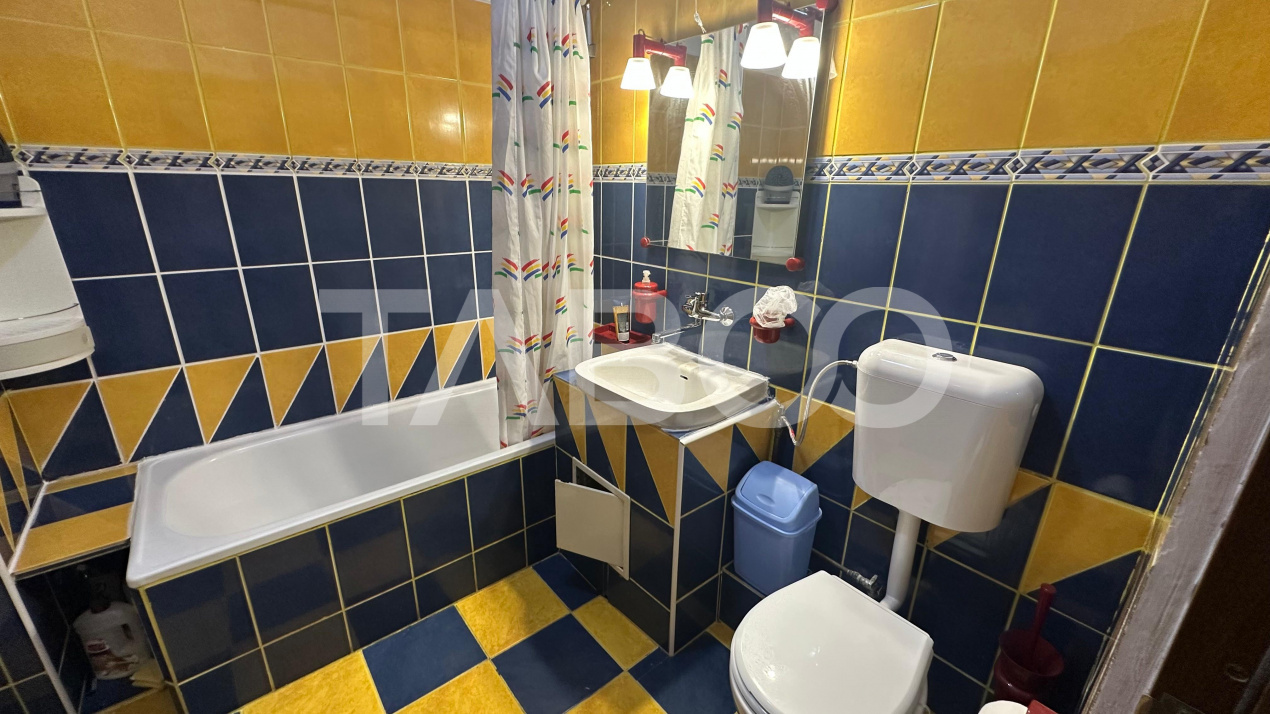 Apartament decomandat 3 camere pivnita balcon zona Lazaret Sibiu