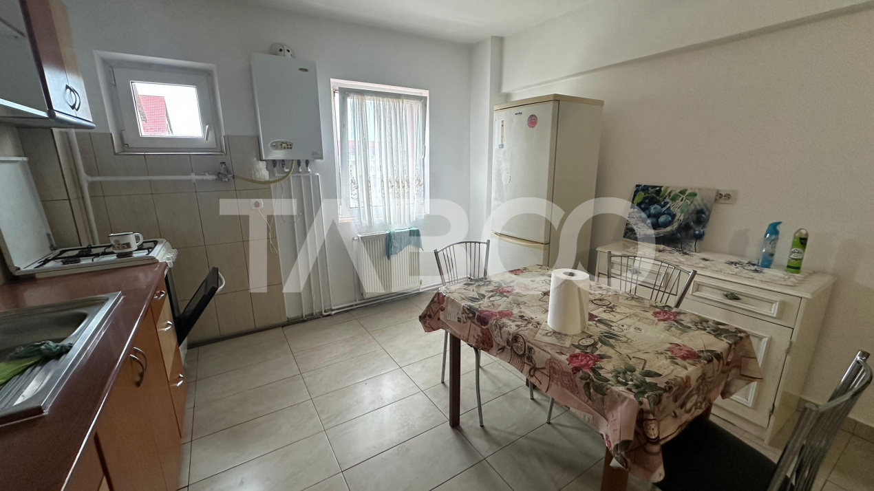 Apartament decomandat 3 camere pivnita balcon zona Lazaret Sibiu