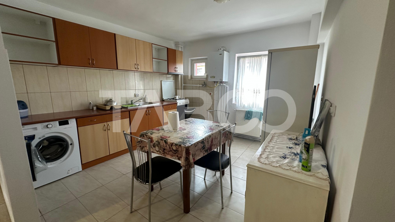 Apartament decomandat 3 camere pivnita balcon zona Lazaret Sibiu