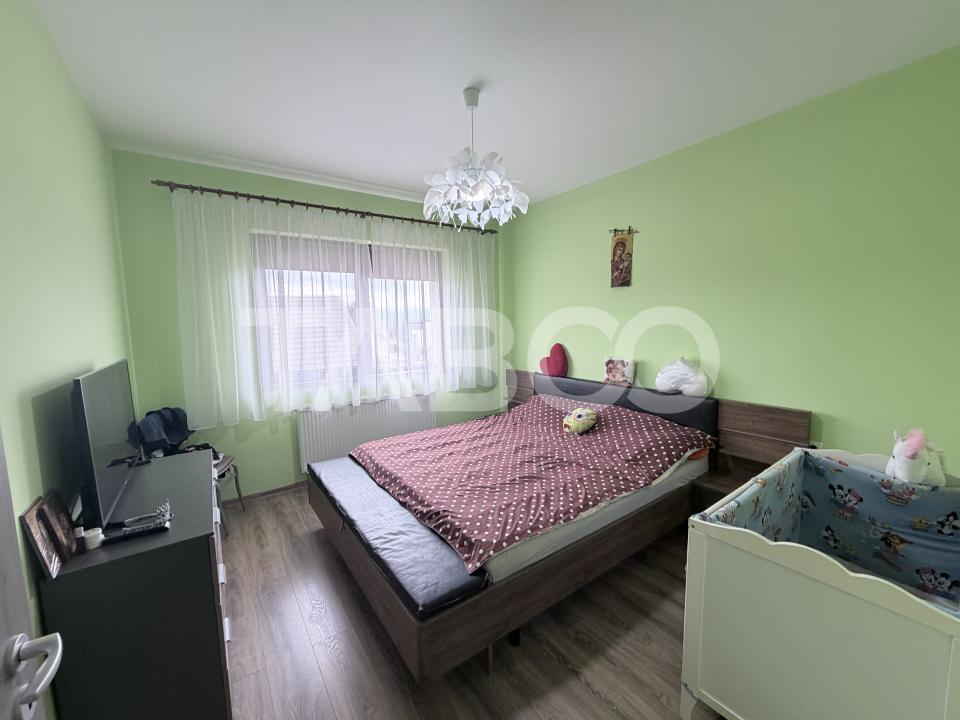 Apartament decomandat 4 camere 110 mp utili parcare privata Sura Mare