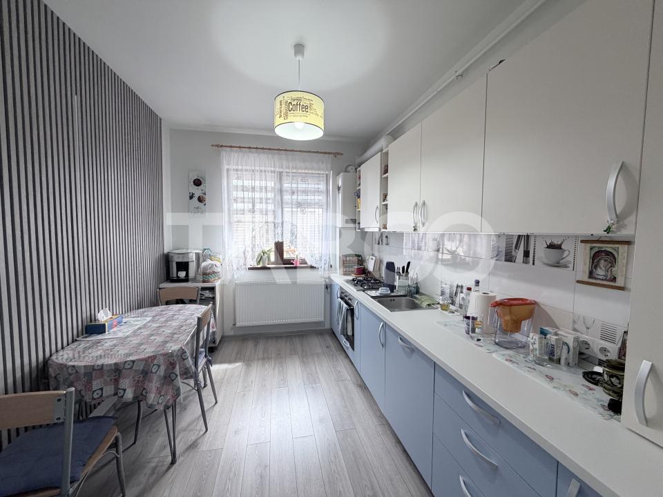 Apartament decomandat 4 camere 110 mp utili parcare privata Sura Mare