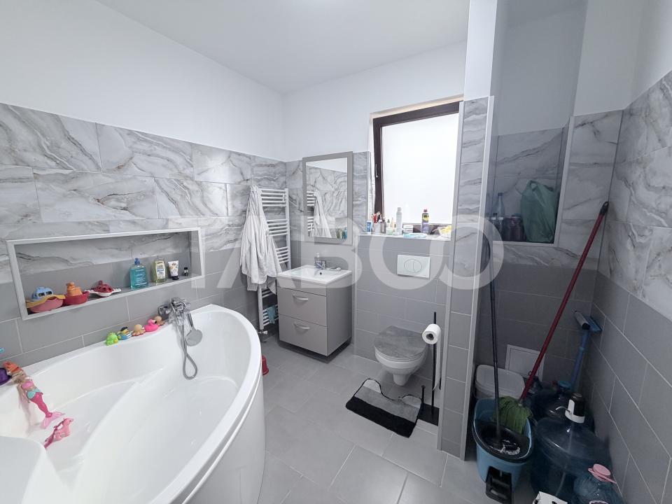 Apartament decomandat 4 camere 110 mp utili parcare privata Sura Mare