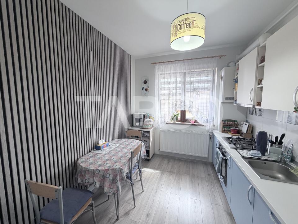 Apartament decomandat 4 camere 110 mp utili parcare privata Sura Mare