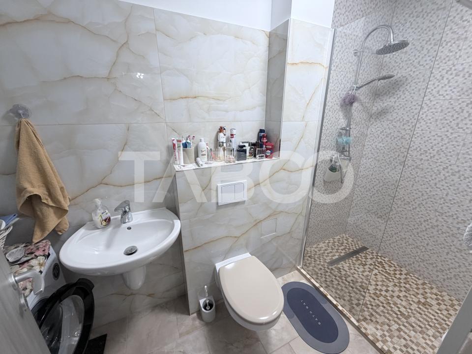 Apartament decomandat 4 camere 110 mp utili parcare privata Sura Mare