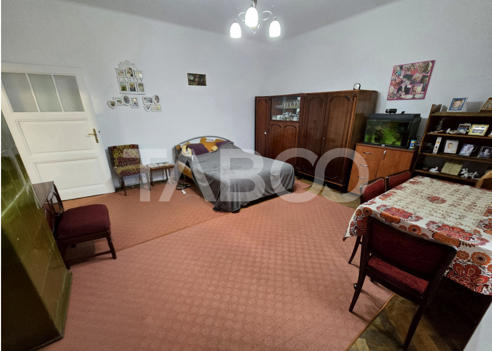 Apartament decomandat 4 camere 130mpu pivnita acces auto Orasul de Jos