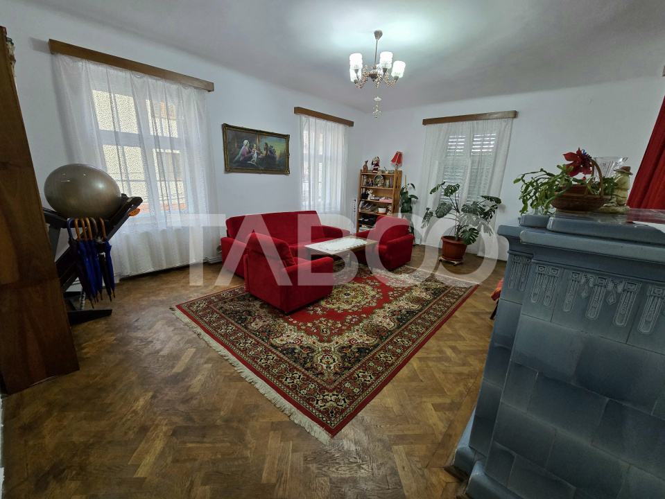 Apartament decomandat 4 camere 130mpu pivnita acces auto Orasul de Jos