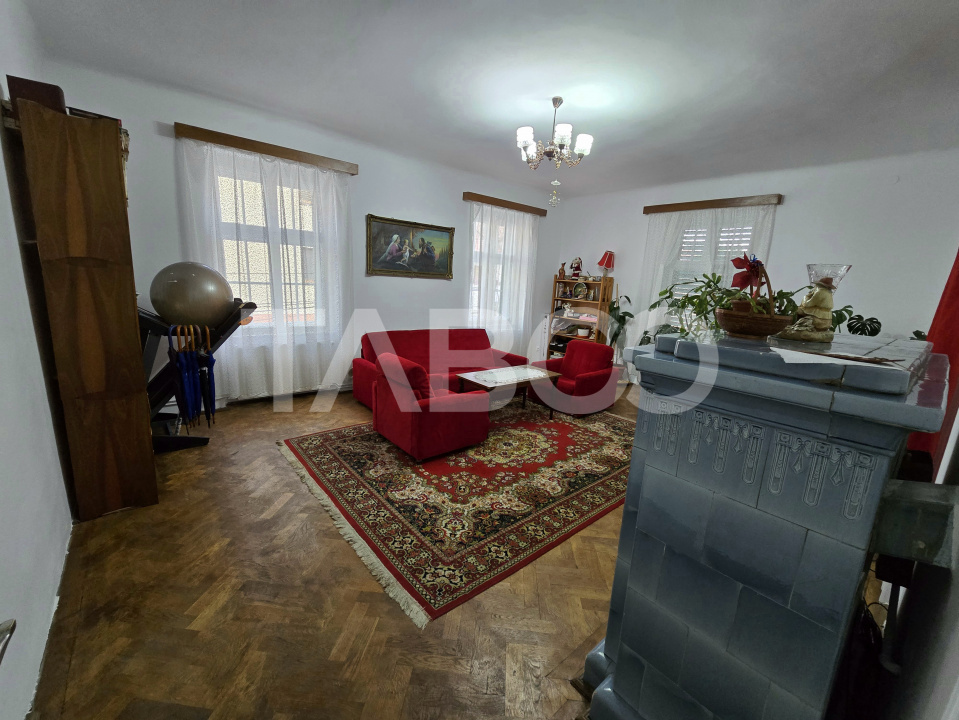 Apartament decomandat 4 camere 130mpu pivnita acces auto Orasul de Jos