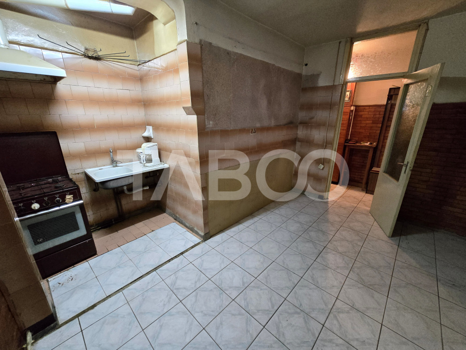 Apartament decomandat 4 camere 4 balcoane 2 bai etaj 1 Central Sibiu