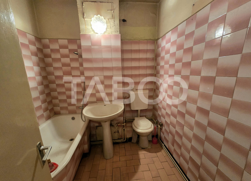 Apartament decomandat 4 camere 4 balcoane 2 bai etaj 1 Central Sibiu