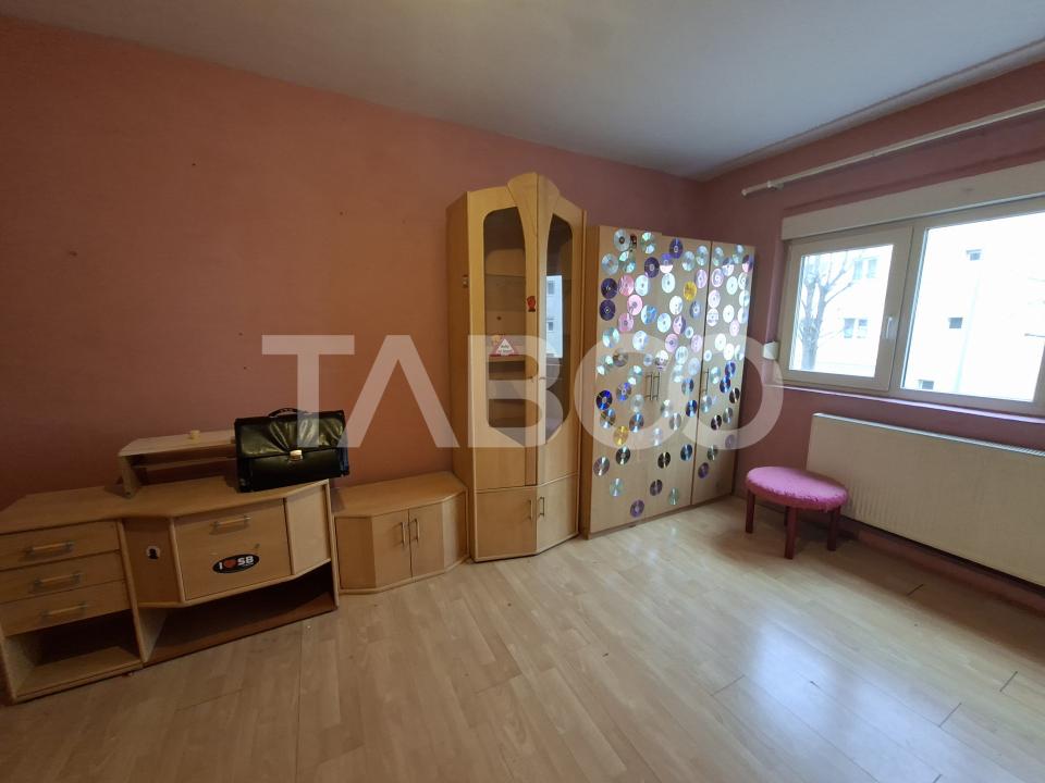 Apartament decomandat 50 mpu etaj 1 balcon pivnita Strand