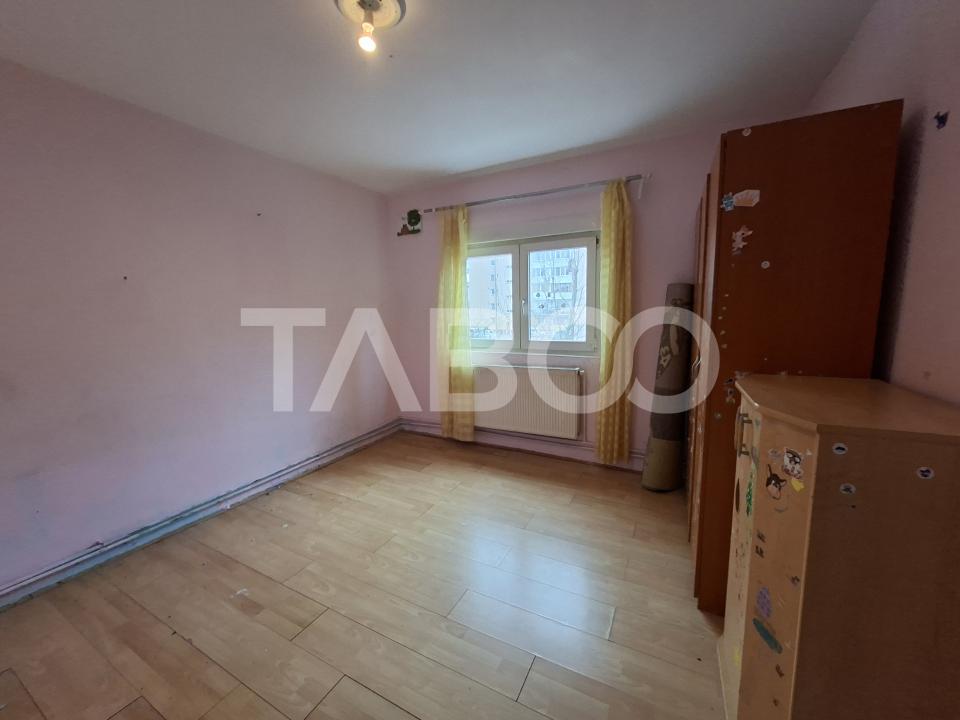 Apartament decomandat 50 mpu etaj 1 balcon pivnita Strand