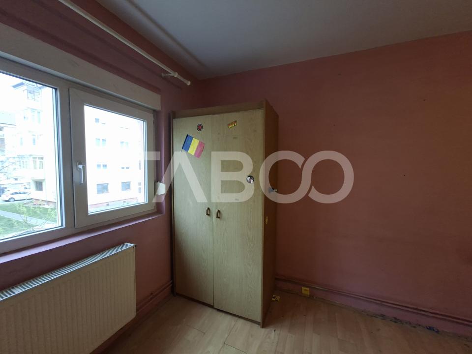 Apartament decomandat 50 mpu etaj 1 balcon pivnita Strand
