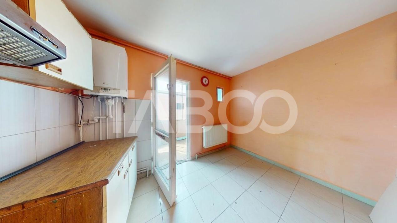 Apartament decomandat 50 mpu etaj 1 balcon pivnita Strand