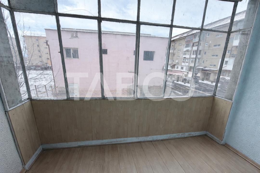 Apartament decomandat 50 mpu etaj 1 balcon pivnita Strand