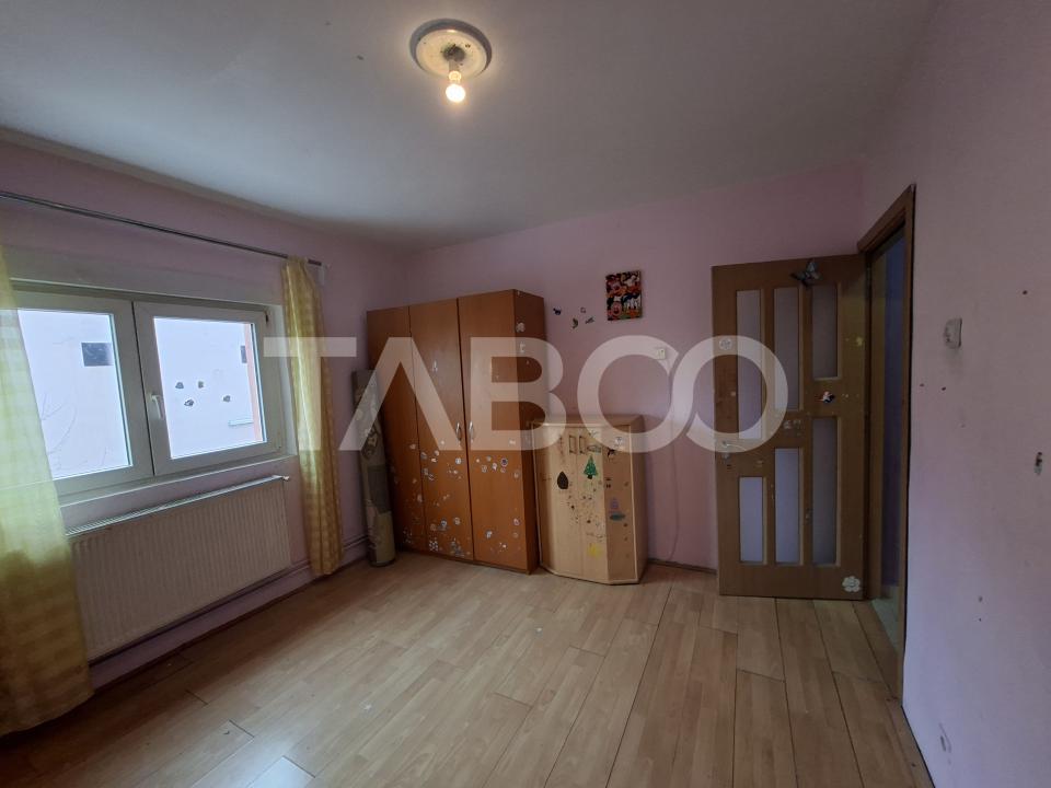 Apartament decomandat 50 mpu etaj 1 balcon pivnita Strand