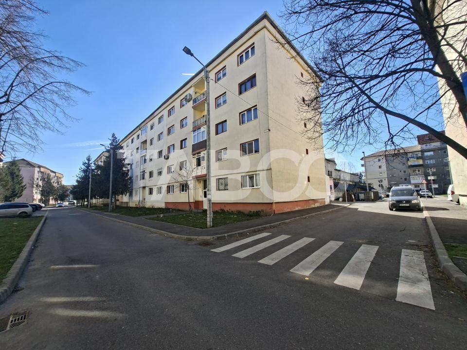Apartament decomandat 50 mpu etaj 1 balcon pivnita Strand