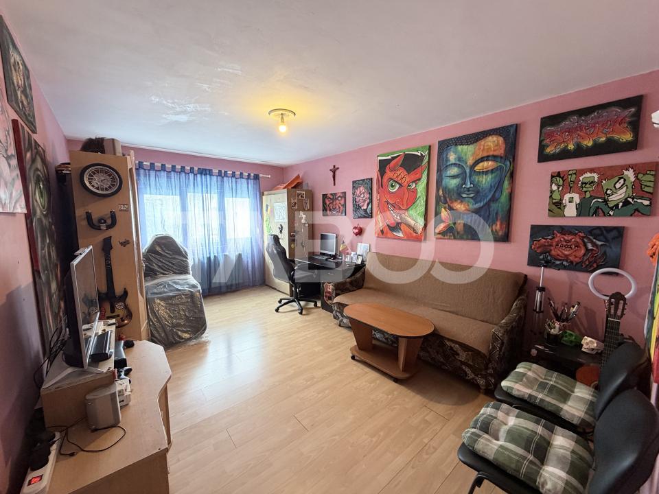 Apartament decomandat 50 mpu etaj 1 balcon Str Olteniei Nr 2 Strand 