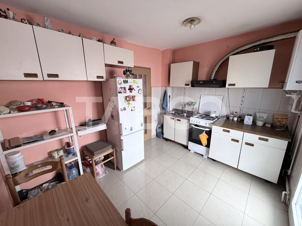 Apartament decomandat 50 mpu etaj 1 balcon Str Olteniei Nr 2 Strand 