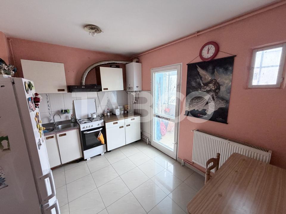 Apartament decomandat 50 mpu etaj 1 balcon Str Olteniei Nr 2 Strand 