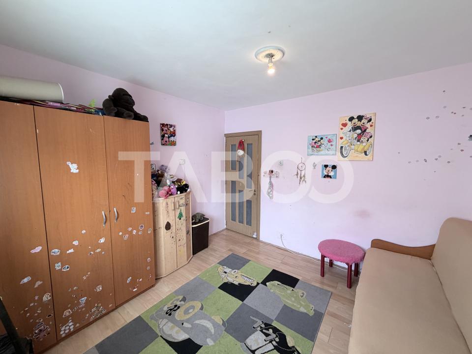 Apartament decomandat 50 mpu etaj 1 balcon Str Olteniei Nr 2 Strand 