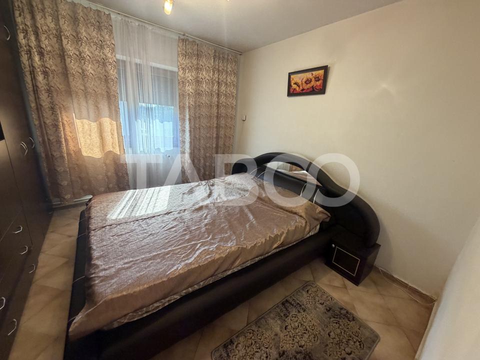 Apartament decomandat 80 mpu 3 camere 2 bai etaj 2 zona 1 Decembrie