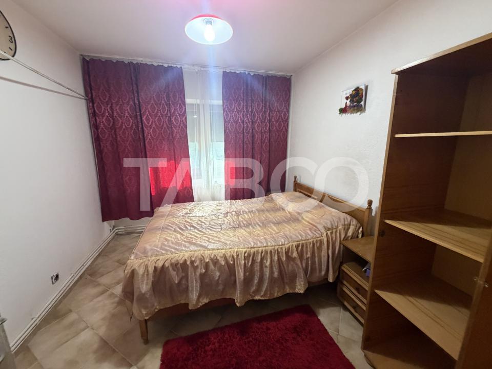 Apartament decomandat 80 mpu 3 camere 2 bai etaj 2 zona 1 Decembrie