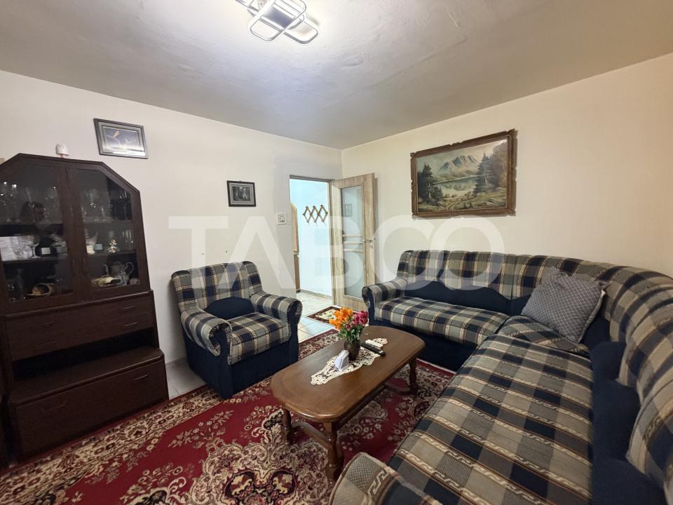 Apartament decomandat 80 mpu 3 camere 2 bai etaj 2 zona 1 Decembrie
