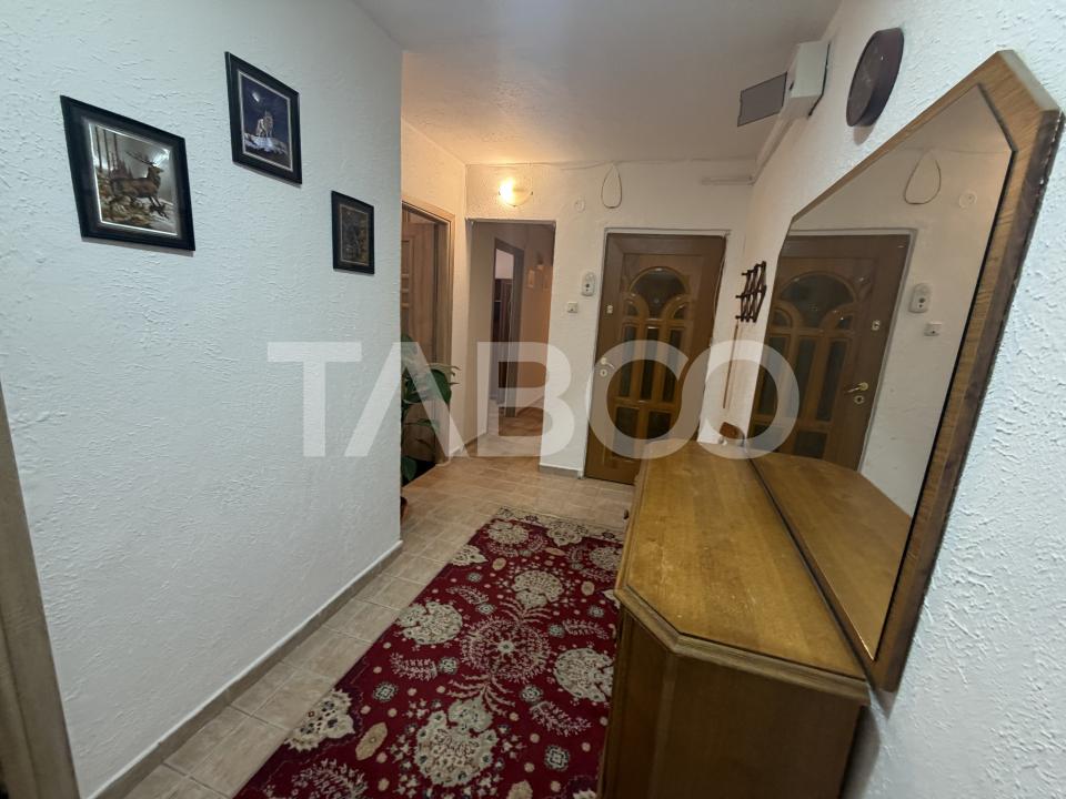 Apartament decomandat 80 mpu 3 camere 2 bai etaj 2 zona 1 Decembrie