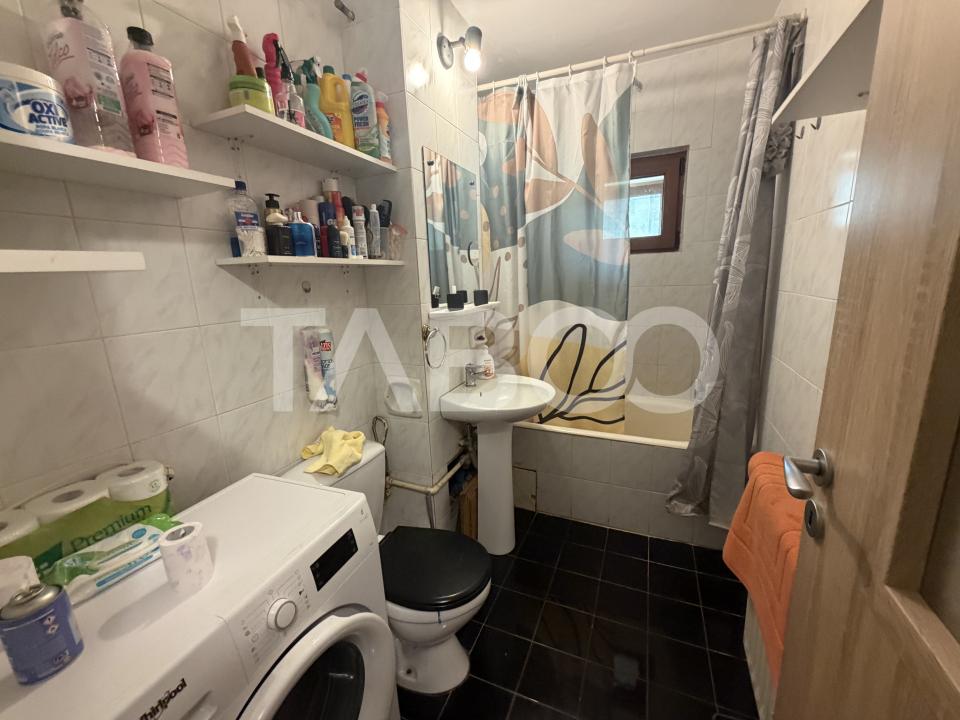 Apartament decomandat 80 mpu 3 camere 2 bai etaj 2 zona 1 Decembrie