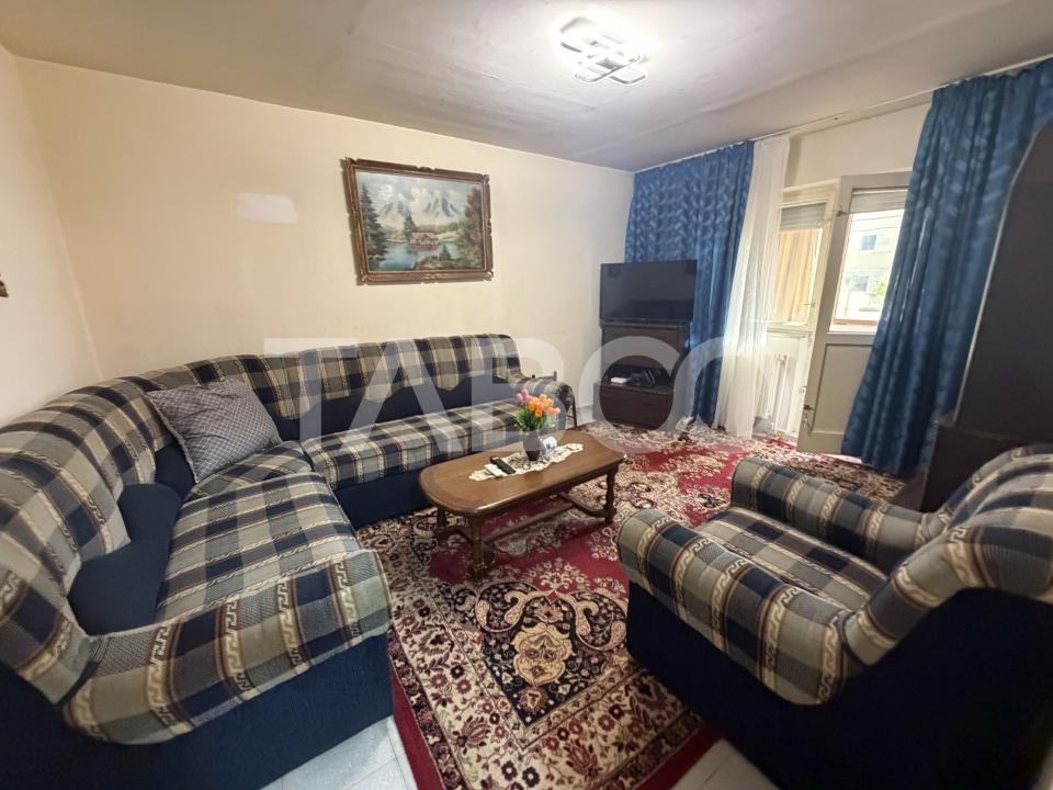Apartament decomandat 80 mpu 3 camere 2 bai etaj 2 zona 1 Decembrie