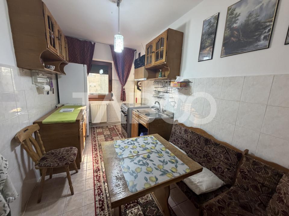 Apartament decomandat 80 mpu 3 camere 2 bai etaj 2 zona 1 Decembrie