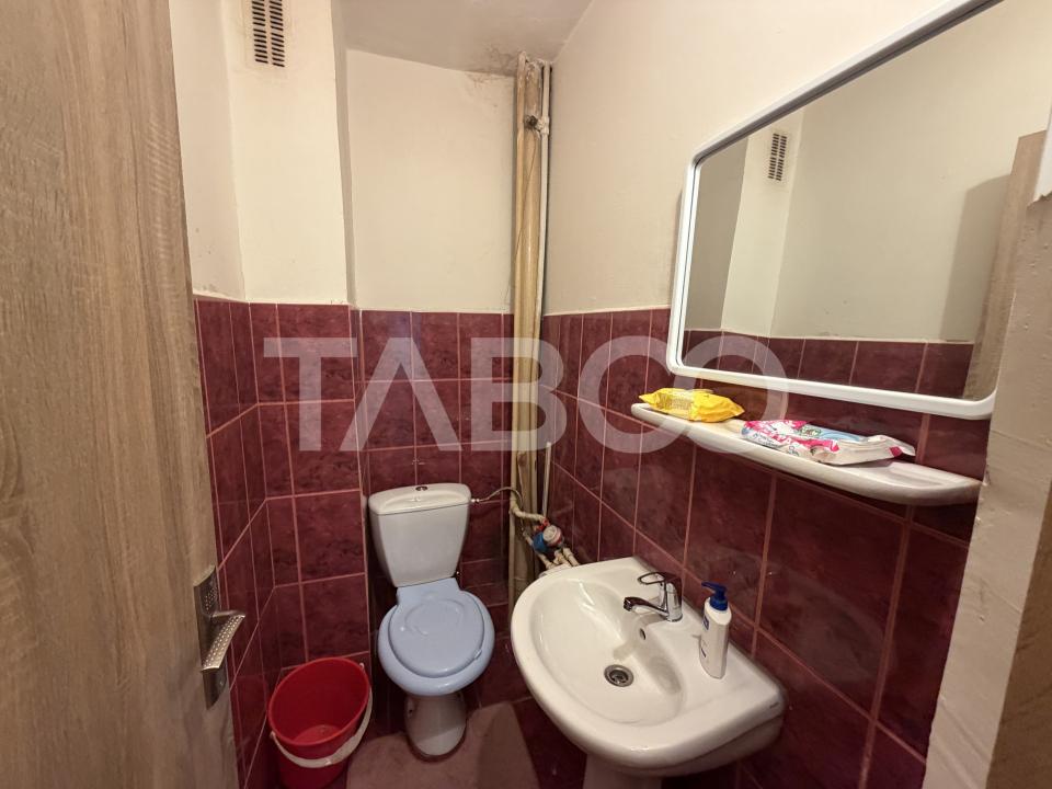 Apartament decomandat 80 mpu 3 camere 2 bai etaj 2 zona 1 Decembrie