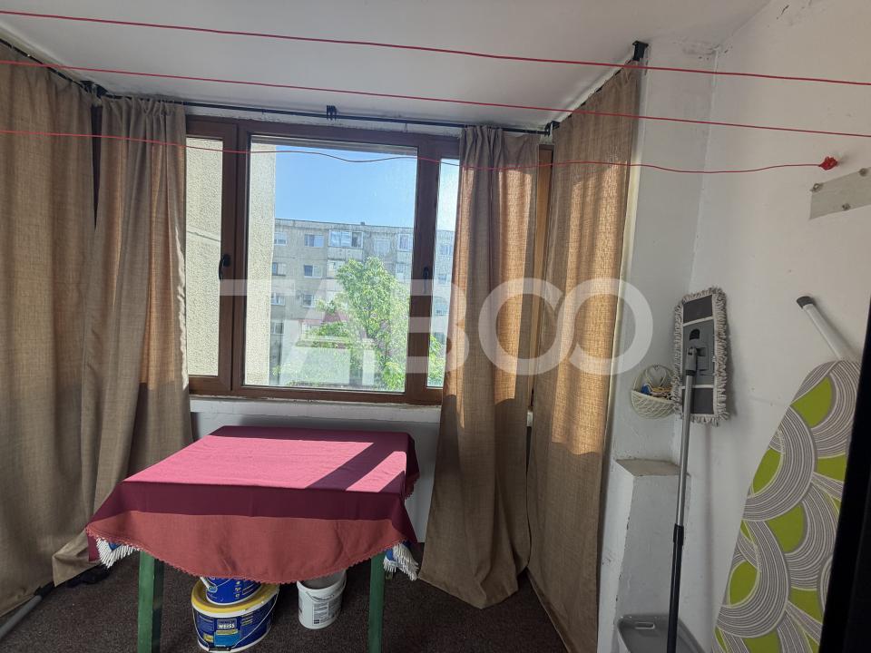 Apartament decomandat 80 mpu 3 camere 2 bai etaj 2 zona 1 Decembrie