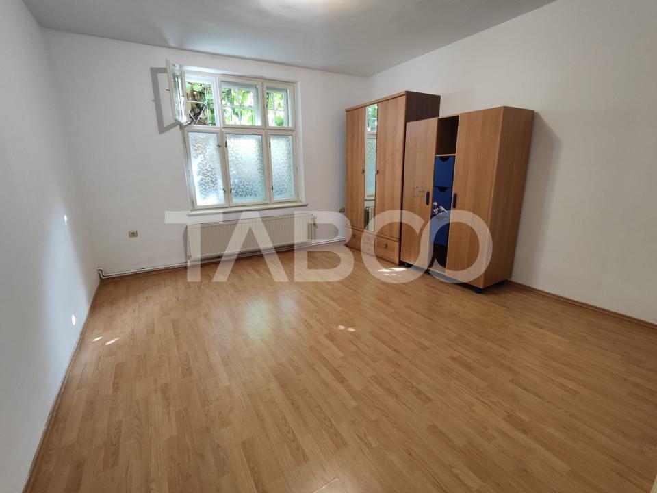 Apartament decomandat 93 utili curte proprie pivnita Sub Arini Sibiu