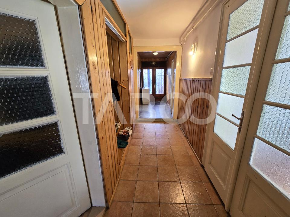 Apartament decomandat 93 utili curte proprie pivnita Sub Arini Sibiu