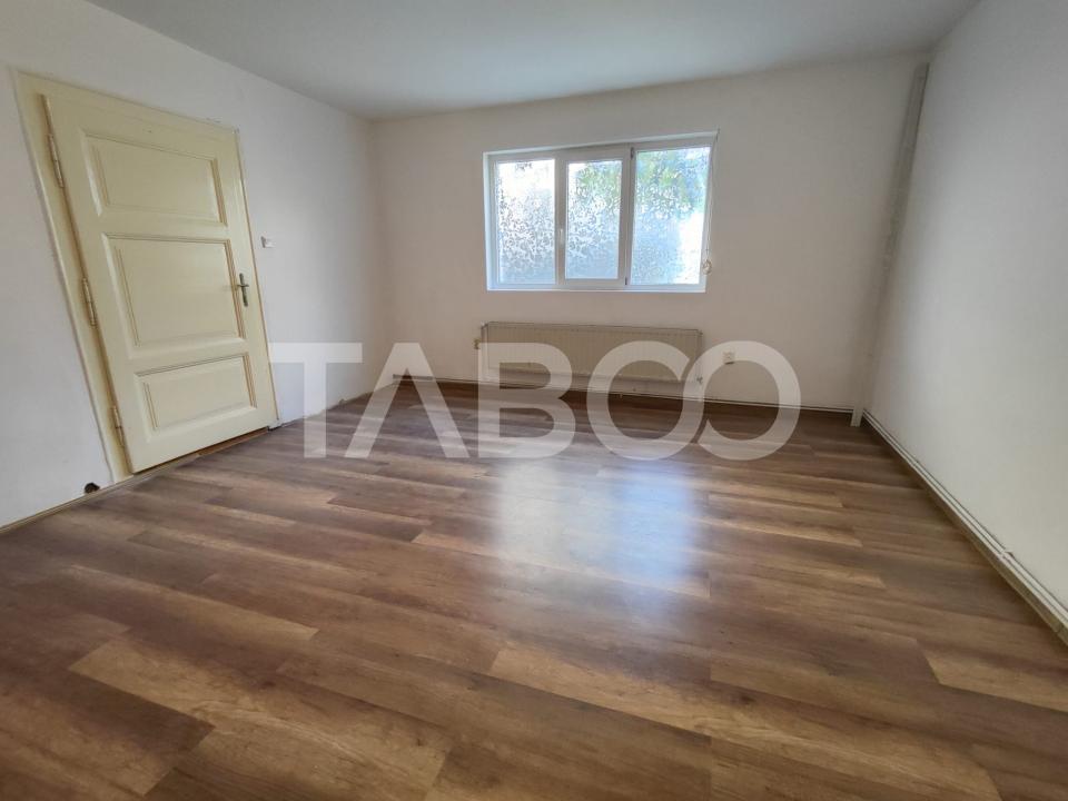 Apartament decomandat 93 utili curte proprie pivnita Sub Arini Sibiu