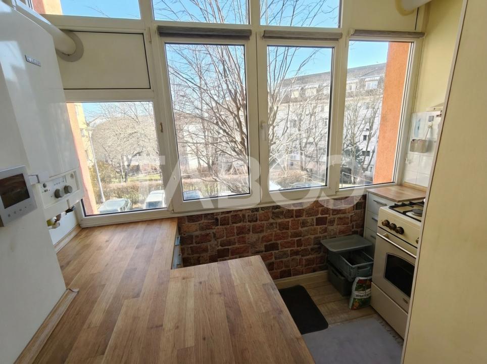 Apartament decomandat cu 3 camere - balcon - etaj 1 -zona Vasile Aaron