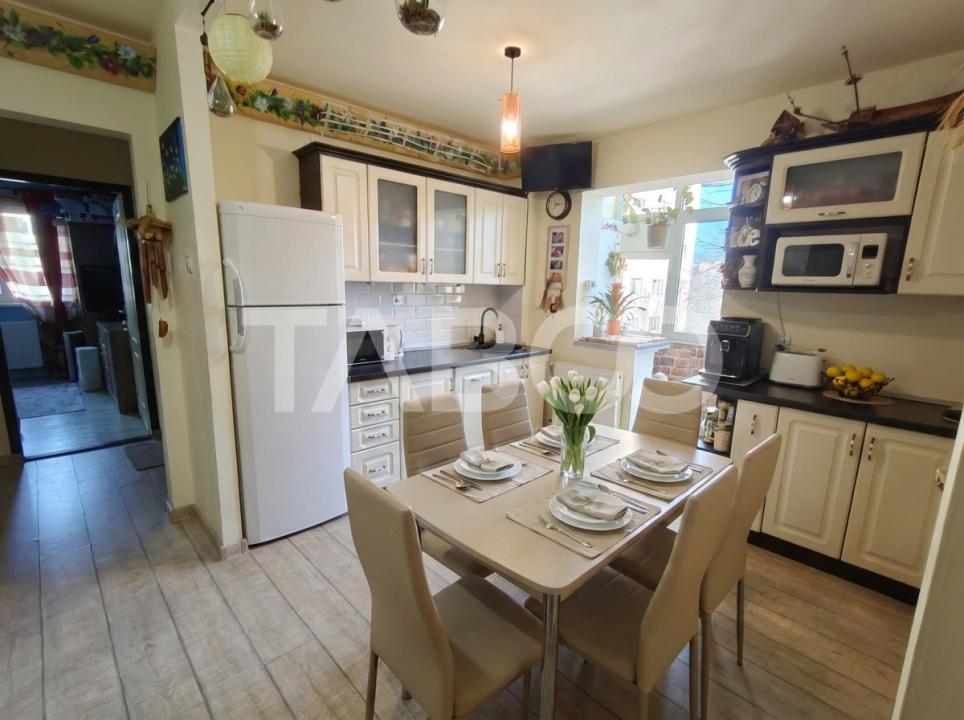 Apartament decomandat cu 3 camere - balcon - etaj 1 -zona Vasile Aaron in Sibiu - Negoveanu