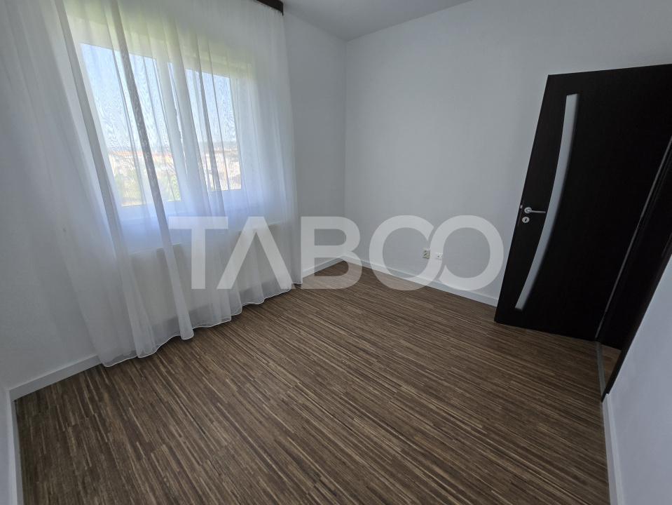 Apartament decomandat cu 3 camere balcon parcare Selimbar Sibiu