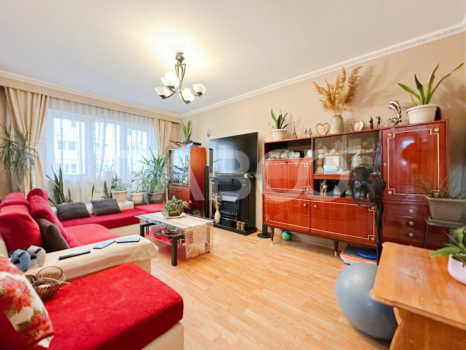 Apartament decomandat cu 3 camere - balcon si pivnita in bloc cu lift