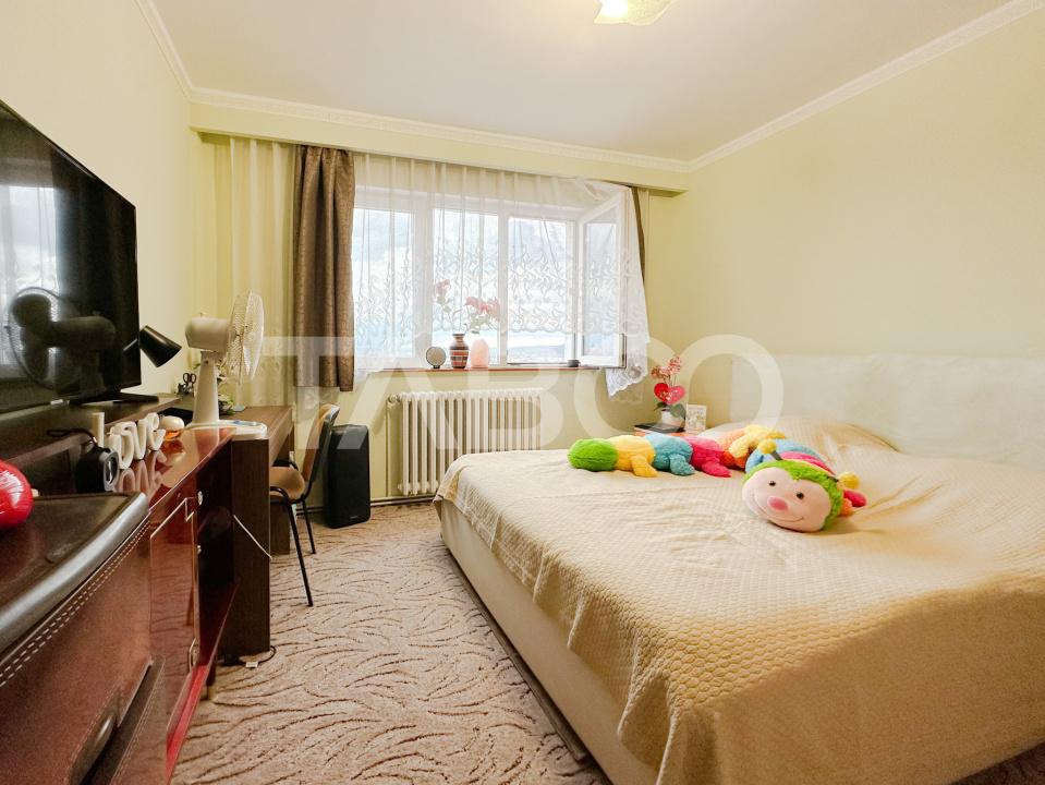 Apartament decomandat cu 3 camere - balcon si pivnita in bloc cu lift