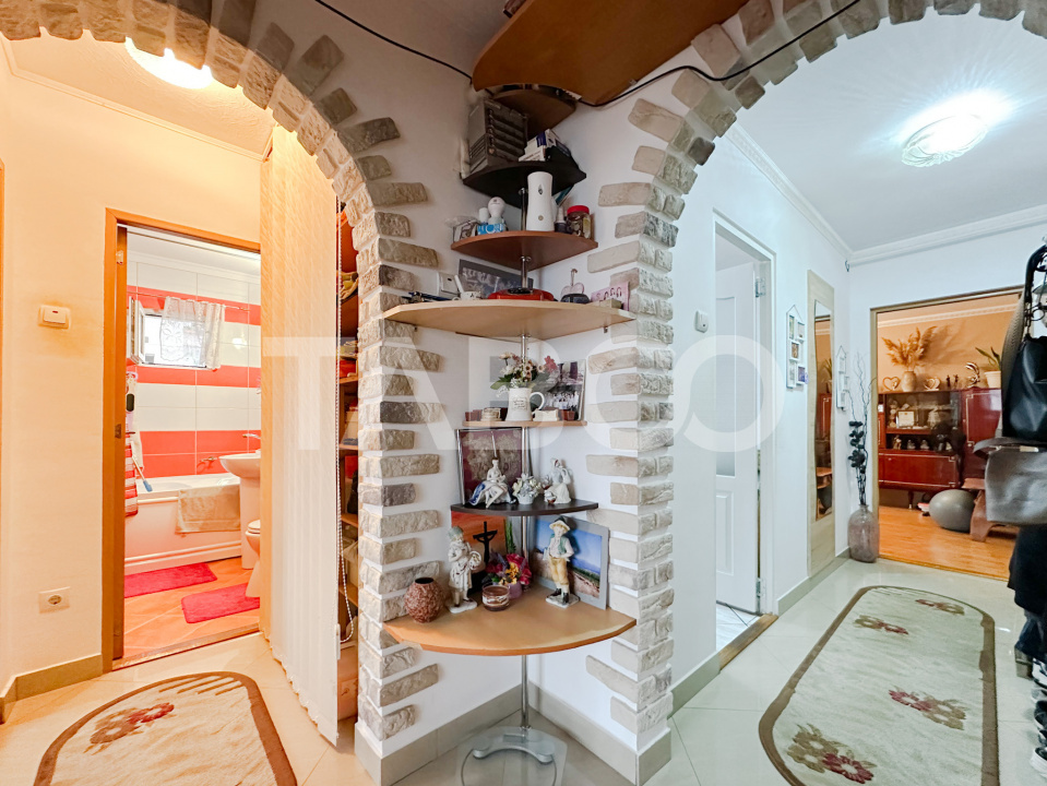 Apartament decomandat cu 3 camere - balcon si pivnita in bloc cu lift