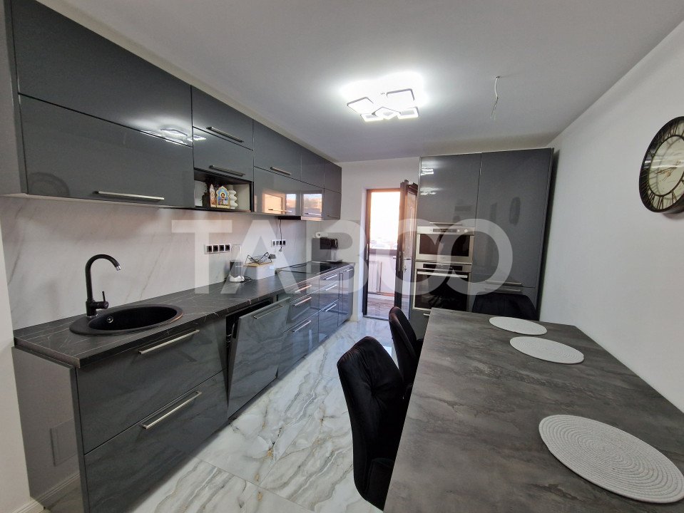 Apartament decomandat cu 3 camere renovat modern in cartierul Strand