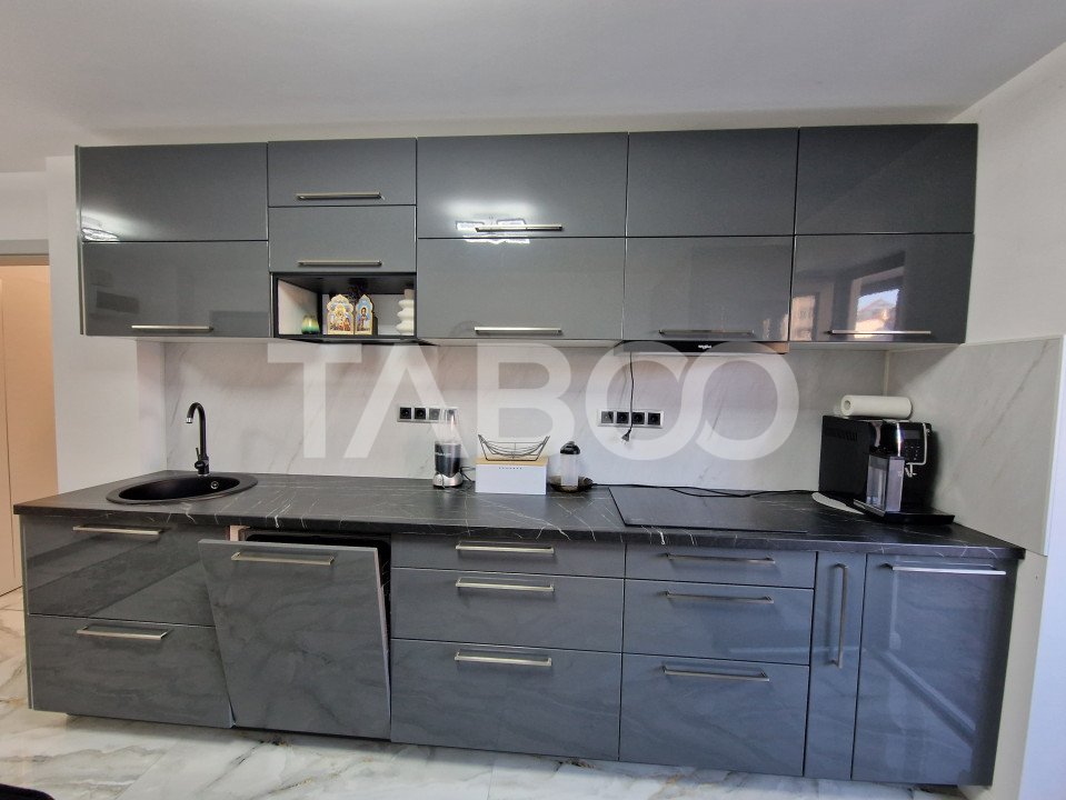 Apartament decomandat cu 3 camere renovat modern in cartierul Strand